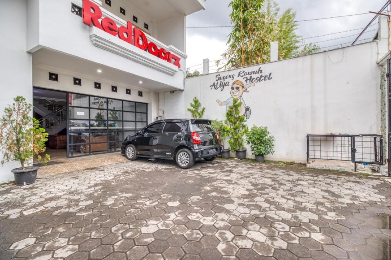 RedDoorz Hostel near Stadion Mandala Krida Yogya Yogyakarta Exterior foto