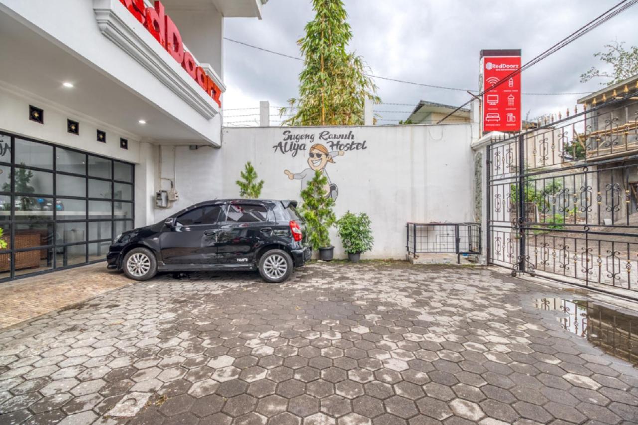 RedDoorz Hostel near Stadion Mandala Krida Yogya Yogyakarta Exterior foto