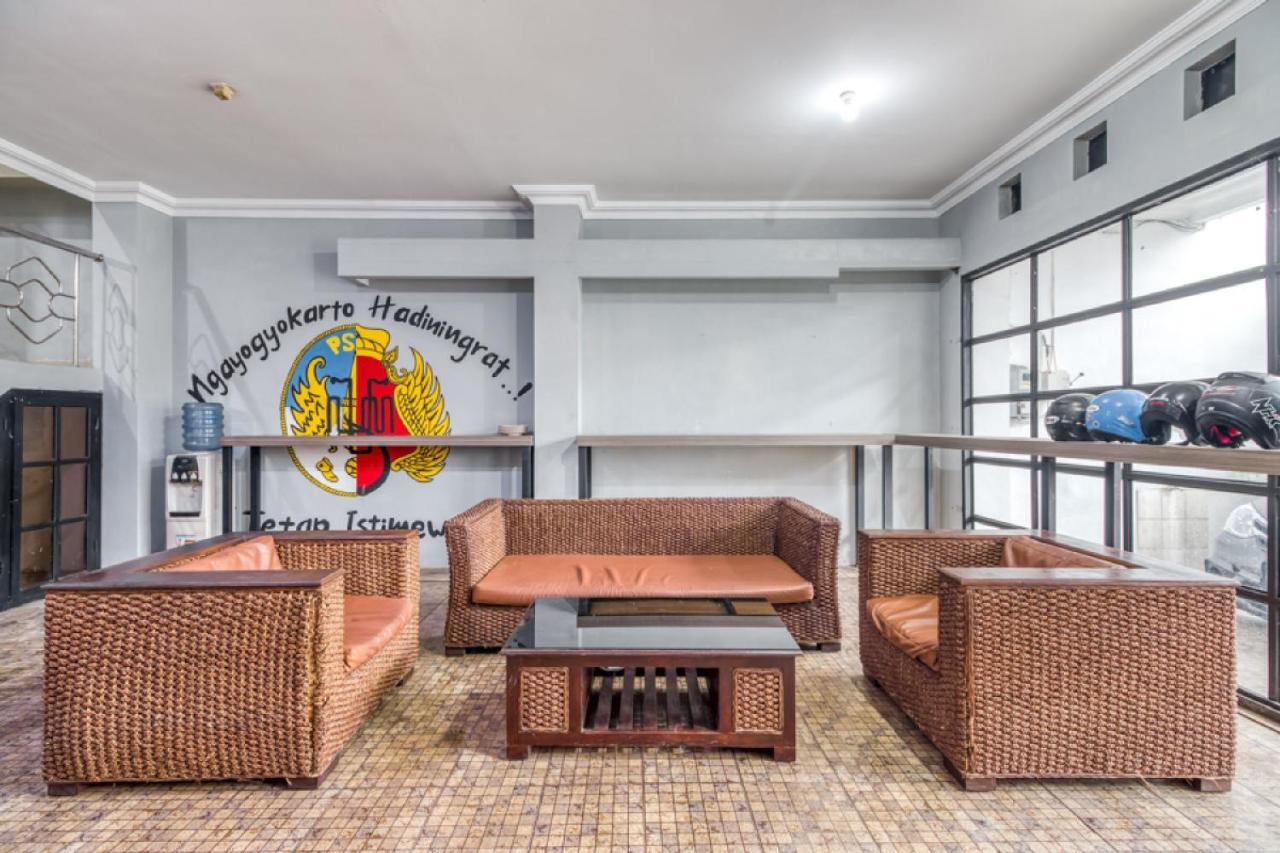 RedDoorz Hostel near Stadion Mandala Krida Yogya Yogyakarta Exterior foto