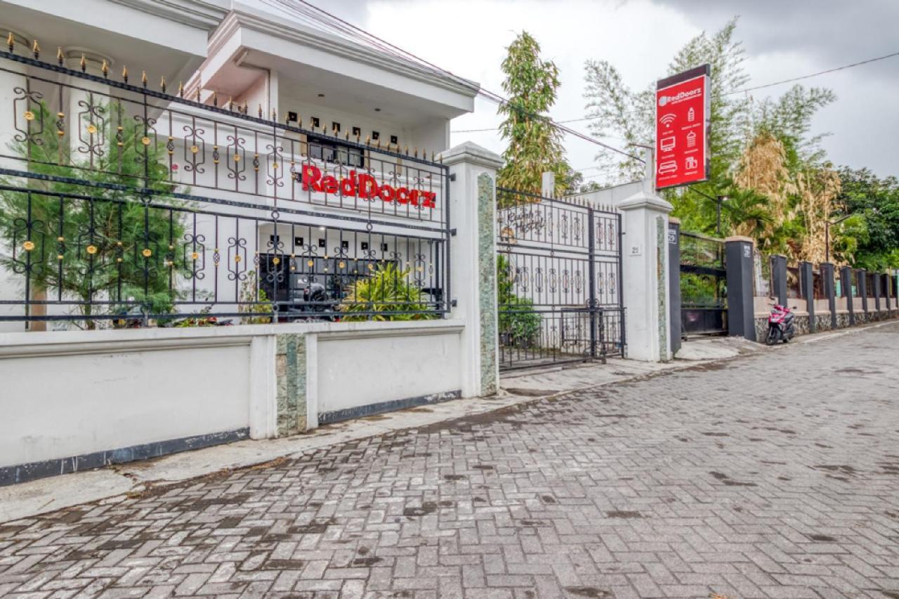 RedDoorz Hostel near Stadion Mandala Krida Yogya Yogyakarta Exterior foto